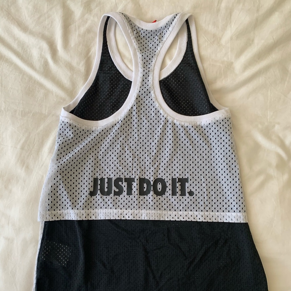 Nike women’s white and black mesh workout tank
